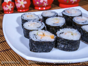 - (Maki sushi rolls)